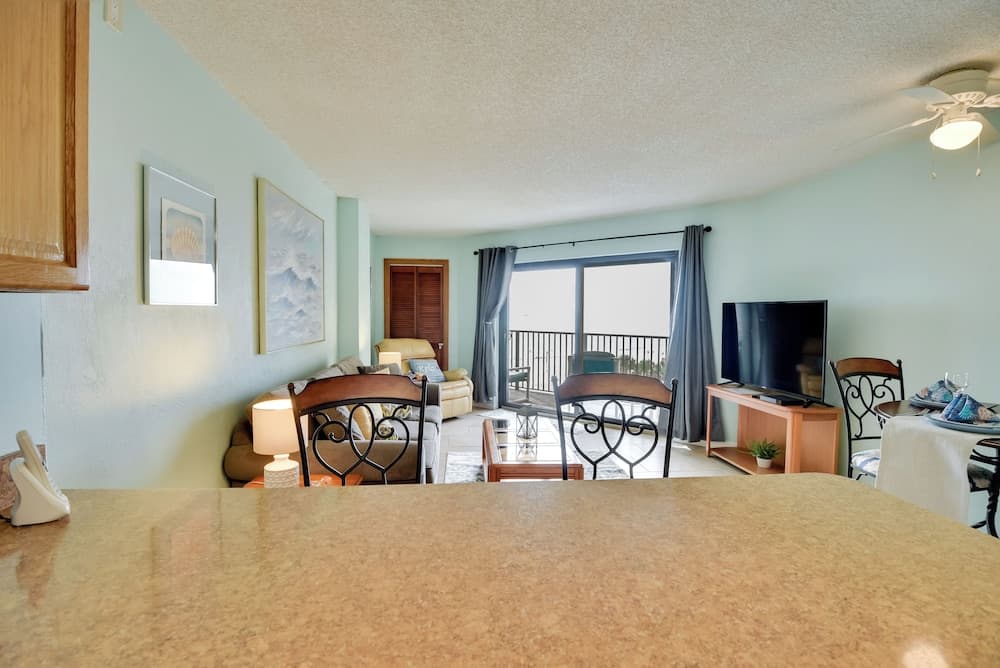 Ocean-view Condo w/ Balcony on Daytona Beach!