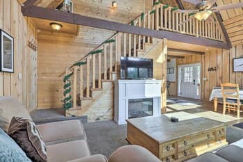 Pet-friendly Duck Creek Village Cabin w/ Fire Pit!