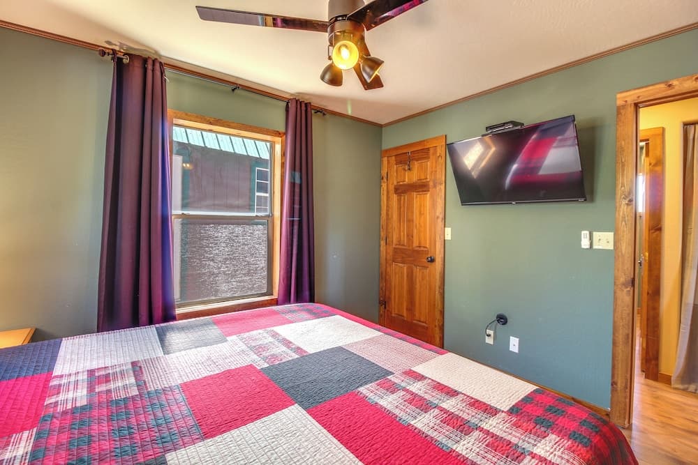 Mtn-view Hilltop Hideaway w/ Deck in Show Low