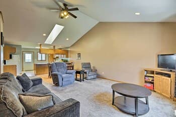 Elwood Townhome W/patio, 7 Mi to Johnson Lake