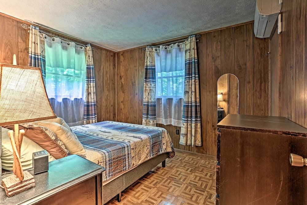 Home in Big Bass Lake Community: Fire Pit & Grill!