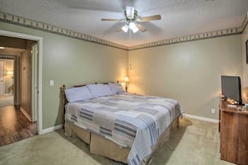 Cozy Retreat w/ Deck: 3 Mi to Desoto Golf Course!