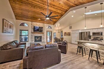 Luxe Cabin w/ Deck & Grill, 2 Mi to Hon-dah Casino