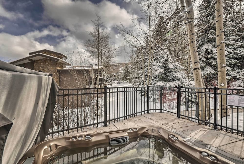 Ski-in/out Snowmass Condo w/ Community Hot Tub!