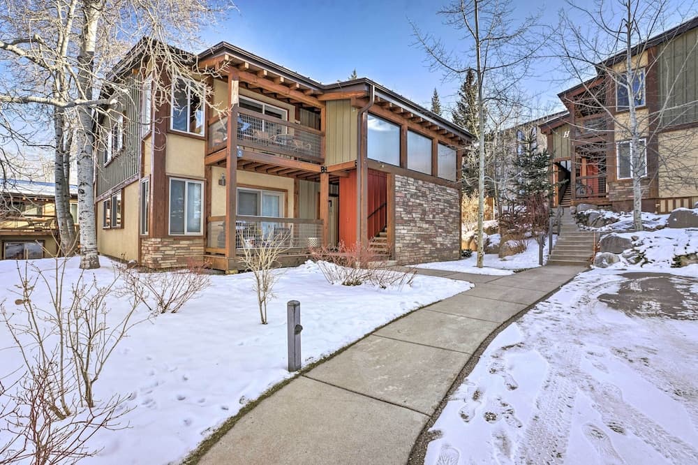Ski-in/out Snowmass Condo w/ Community Hot Tub!