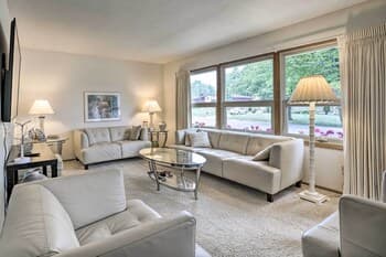 Charming Rochester Home: 3 Mi to Silver Lake!