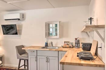 Charming Cottage ~ 4 Mi to Downtown Greenville!