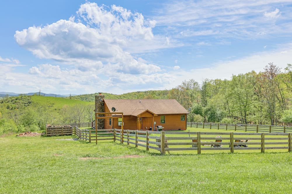 Fish, Hike, Hunt: Secluded Cabin in Doe Hill!