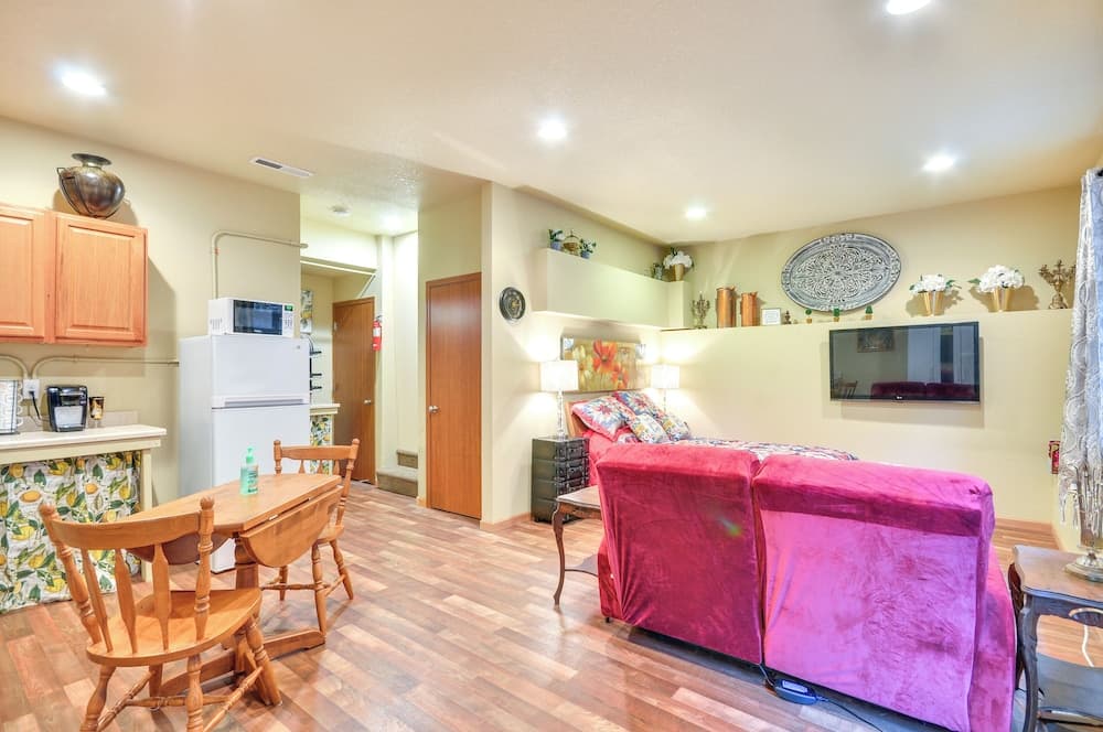 Inviting Studio w/ Patio, 15 Mi to Portland!