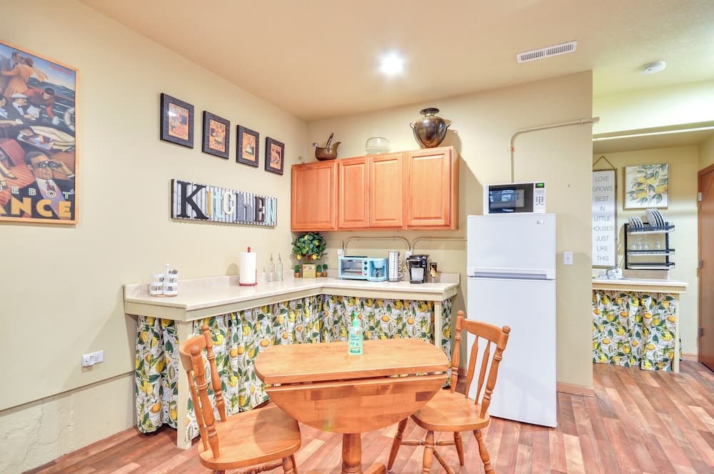 Inviting Studio w/ Patio, 15 Mi to Portland!