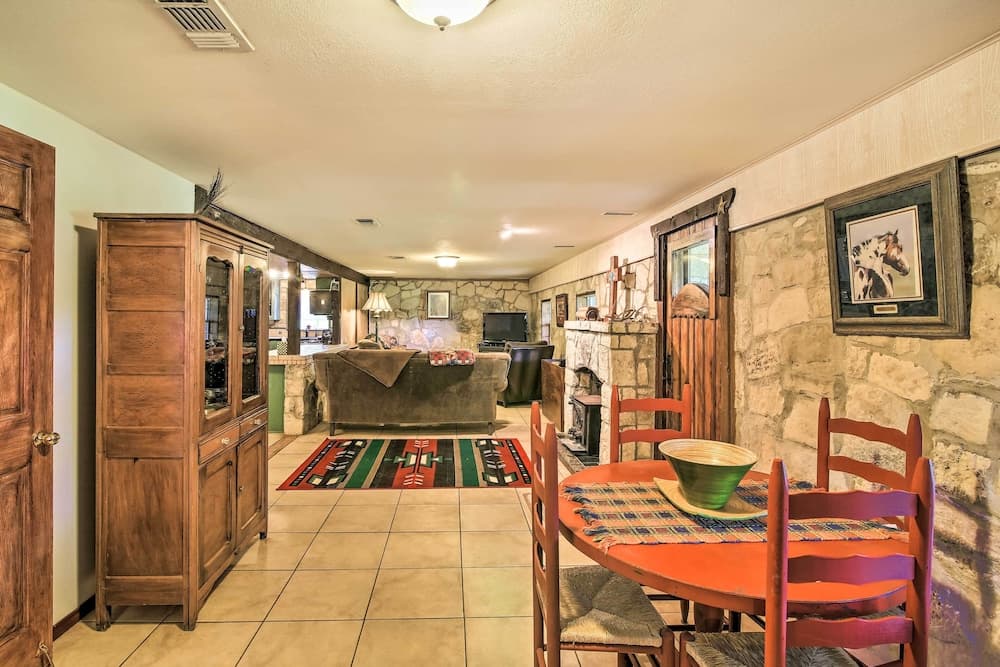 Countryside Cottage: 17 Mi to Downtown San Antonio