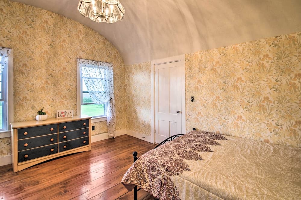 Classic Cape-style Farmhouse on 550-acre Vineyard!