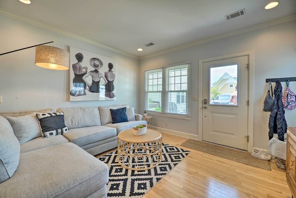 Grand Haven Condo: Walk to Lake + Pool Access!