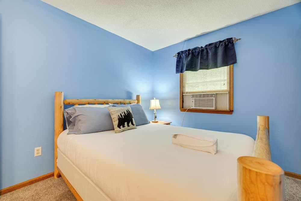 Ski, Hike & Stay Cozy: Family Cabin in Lake Ariel!