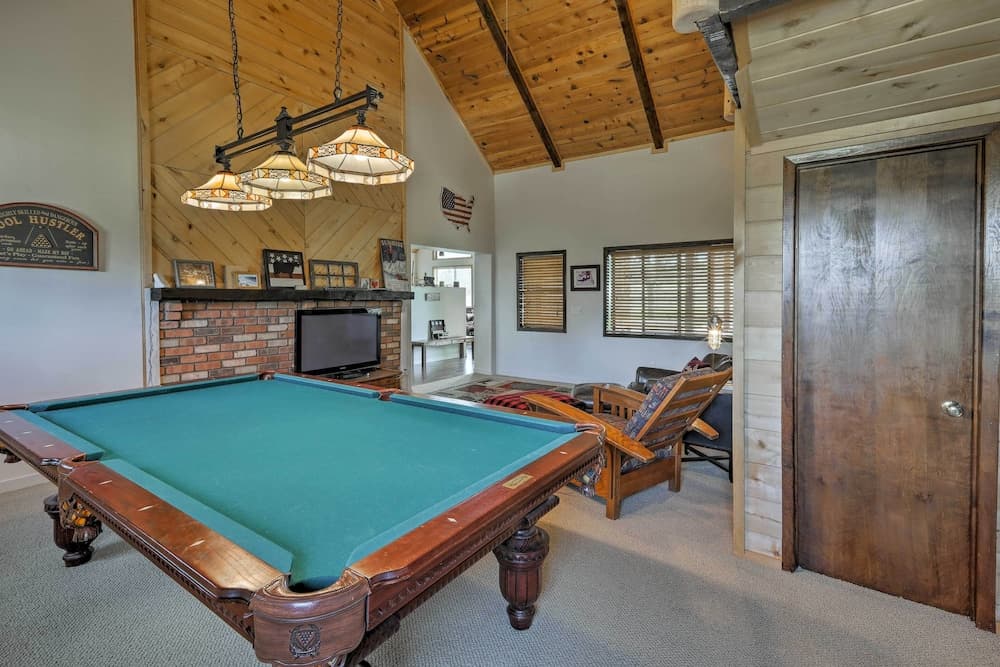 Hot Tub + Game Room! 30-acre Vernon Retreat