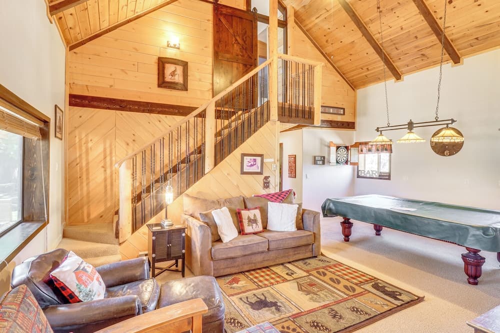 Hot Tub + Game Room! 30-acre Vernon Retreat