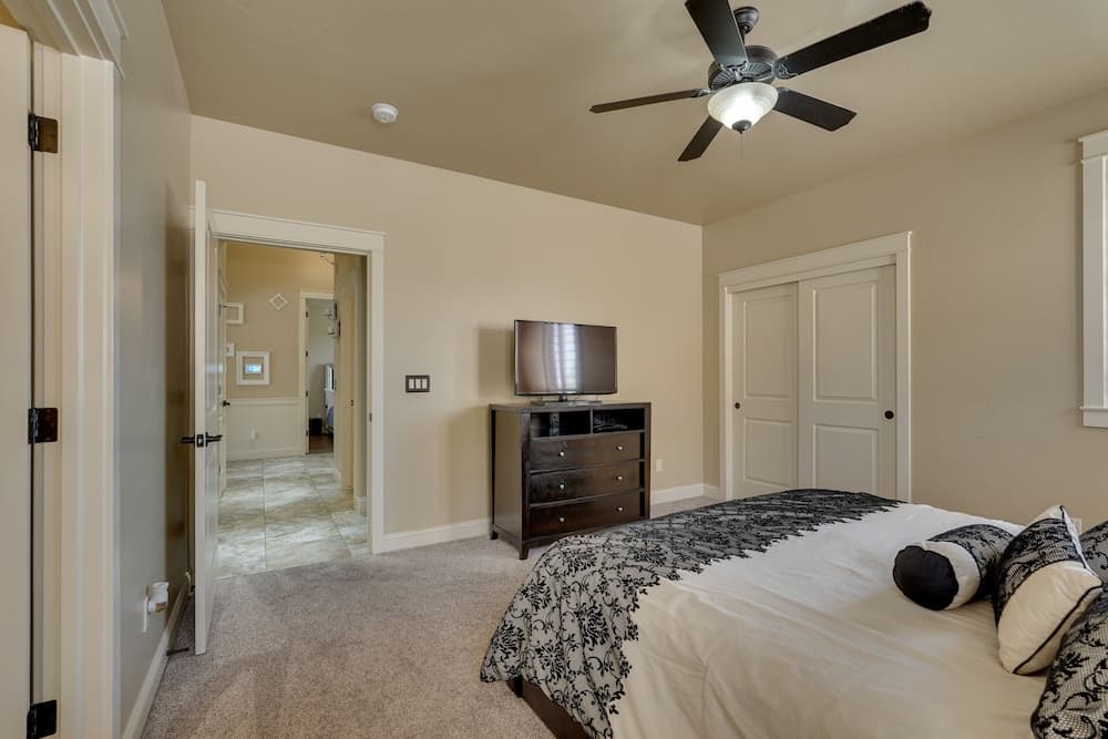 Home Theatre & Pool: Lake Havasu Retreat