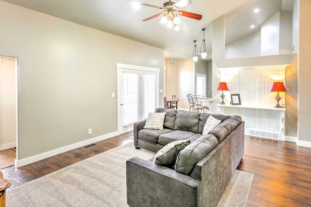 Elegant Smithfield Home w/ Views - 6 Mi to Usu!