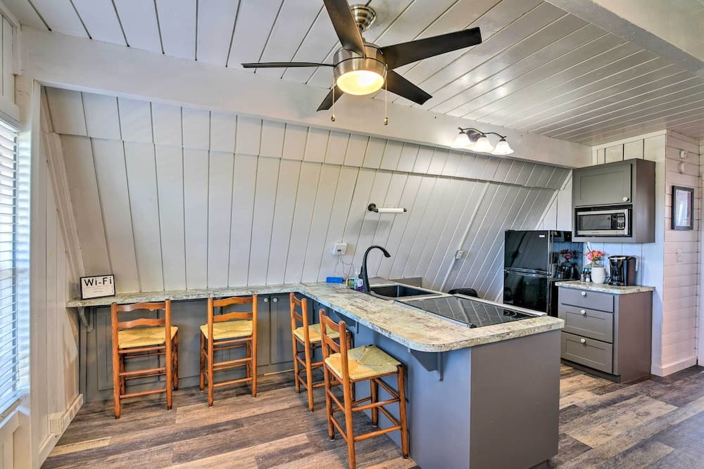 2 Blocks to Surfside Beach: A-frame Home w/ Deck