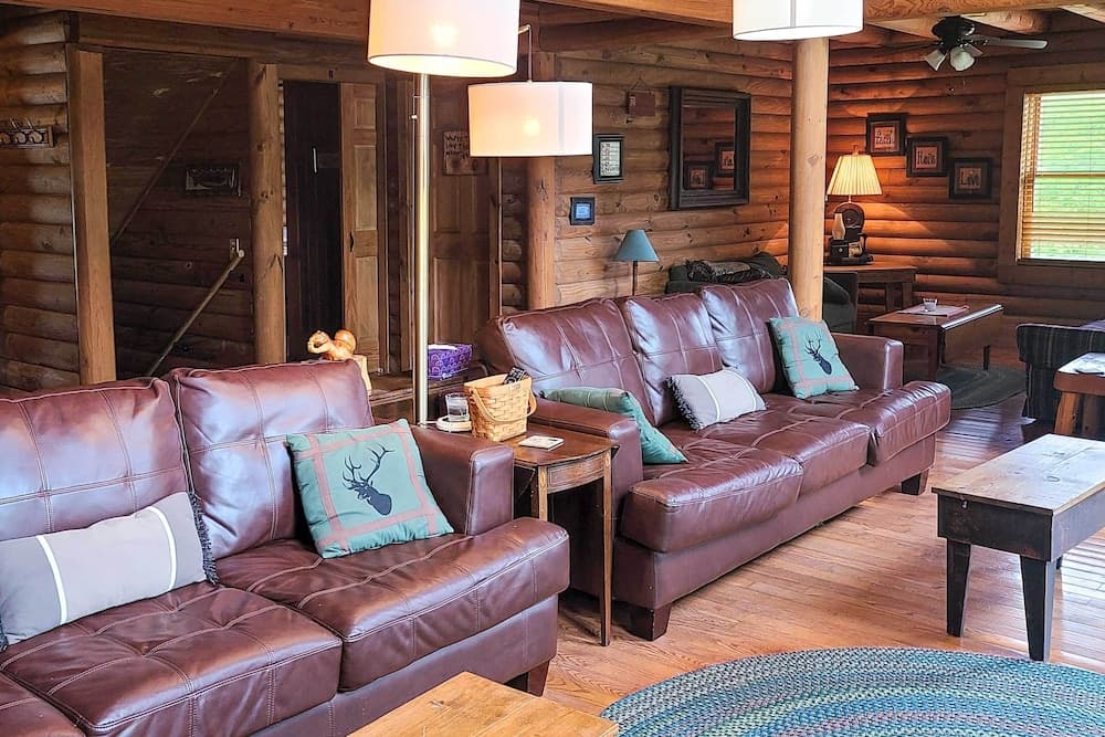 Underwood Home w/ 40 Acres: Fire Pit, Private Lake