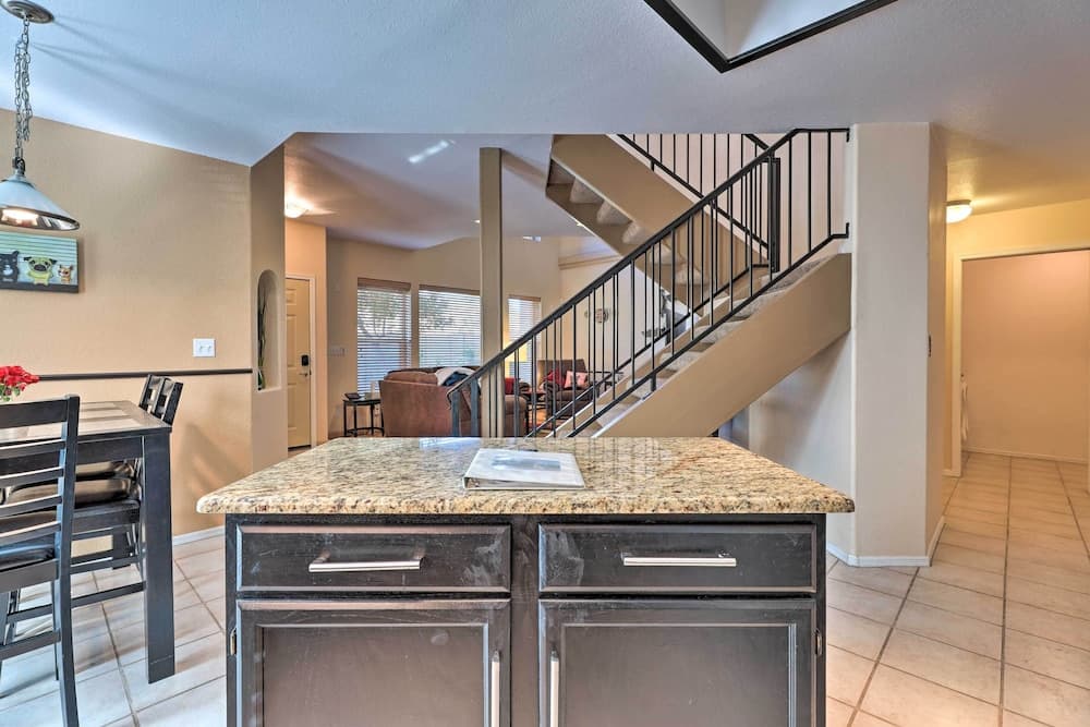 Phoenix Townhome w/ Pool Access, 13 Mi to Old Town