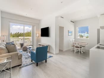 Penthouse 2BR 2bth Apt w Rooftop Pool Near Beach