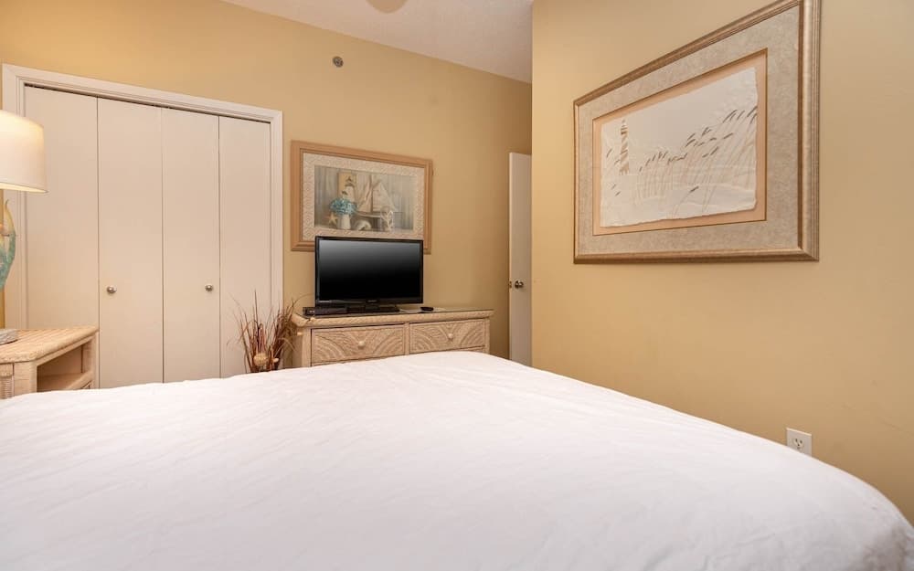 Phoenix Vi 61403 3 Bedroom Condo by Redawning