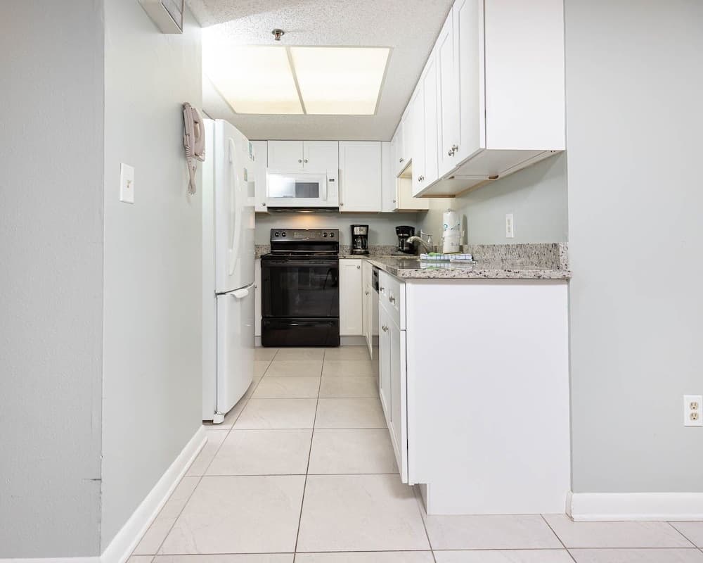 Phoenix I 1033 2 Bedroom Condo by Redawning