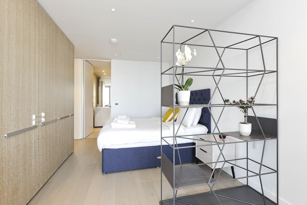 Luxury Waterfront Studio in Canary Wharf by Underthedoormat