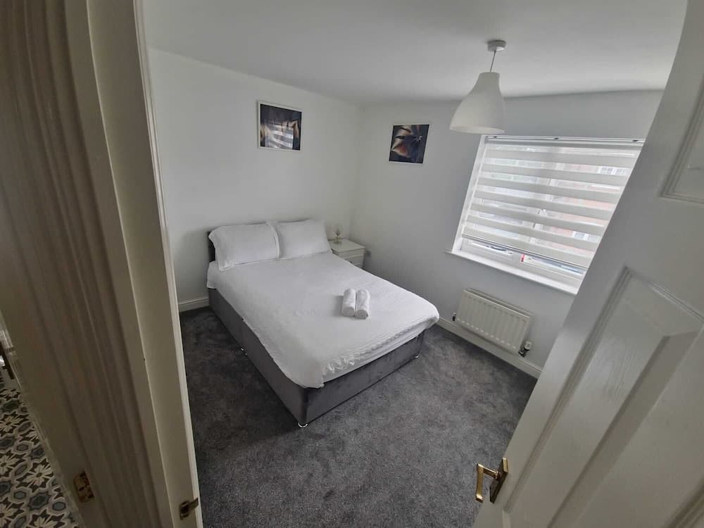 House-sleeps7-parking-garden-sportschannels