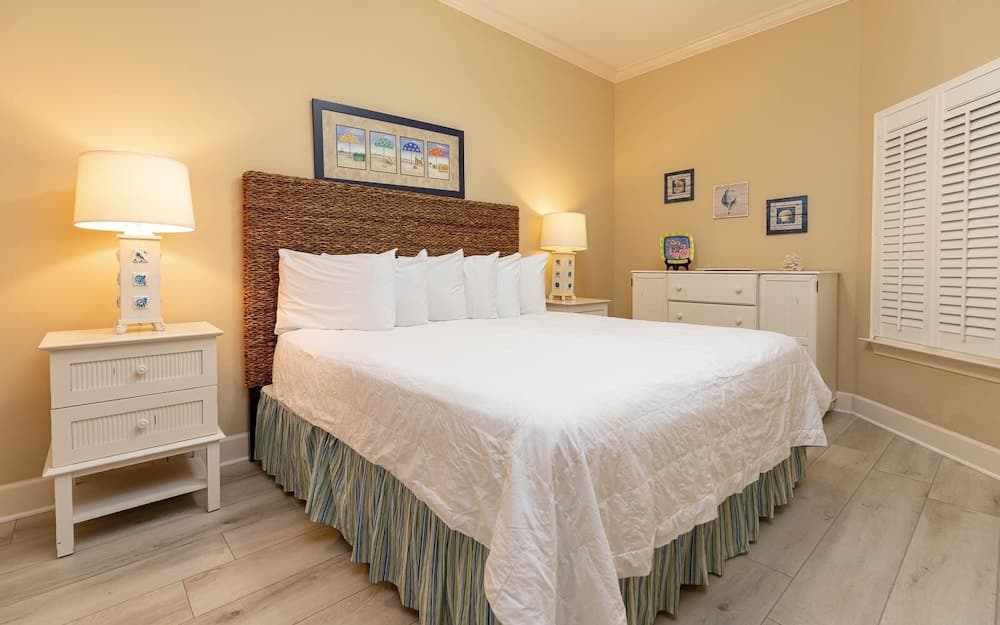 Phoenix West 704 3 Bedroom Condo by Redawning