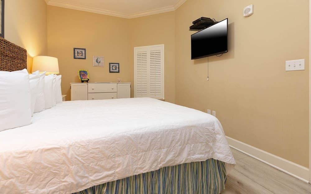 Phoenix West 704 3 Bedroom Condo by Redawning