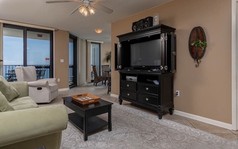 Phoenix Vi 61007 1 Bedroom Condo by Redawning