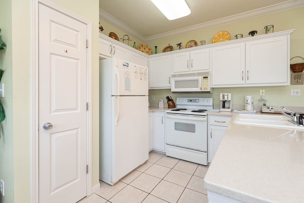 Romar Lakes 103e 2 Bedroom Condo by Redawning