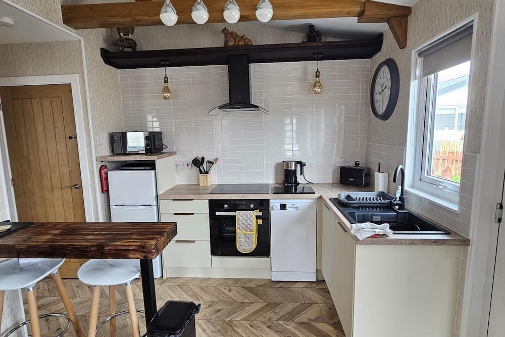 1 Bed Cabin - Sleeps 2 - Pets - 2 Min To Beach