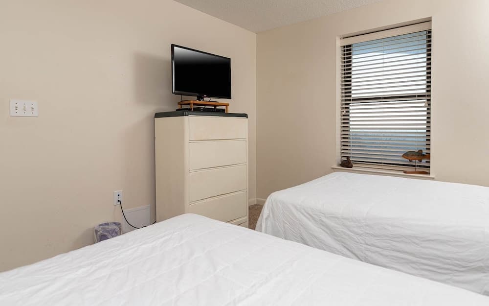 Phoenix Vi 6705 3 Bedroom Condo by Redawning