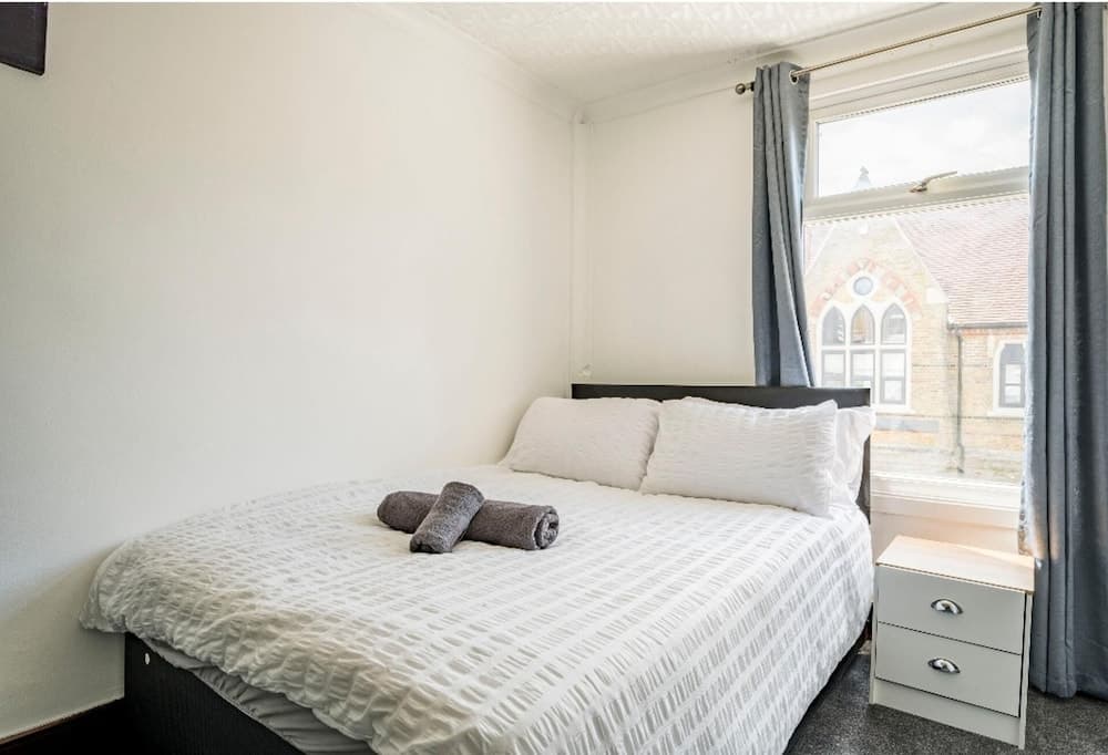 Maidstone - Sleeps 6 - Parking - Garden - 96ws