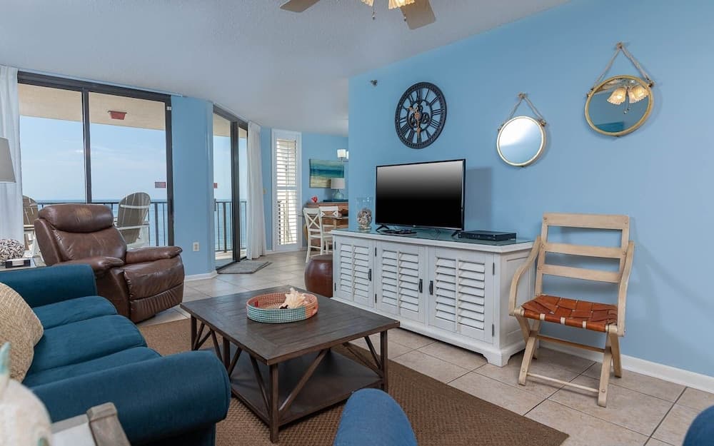 Phoenix East 1008 1 Bedroom Condo by Redawning