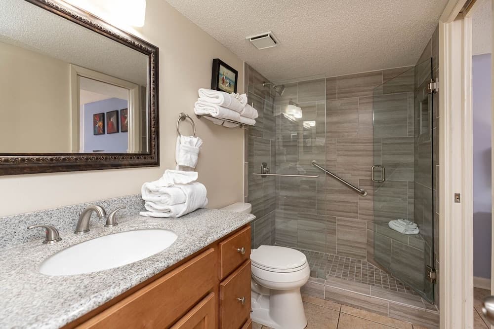 Phoenix East 1008 1 Bedroom Condo by Redawning