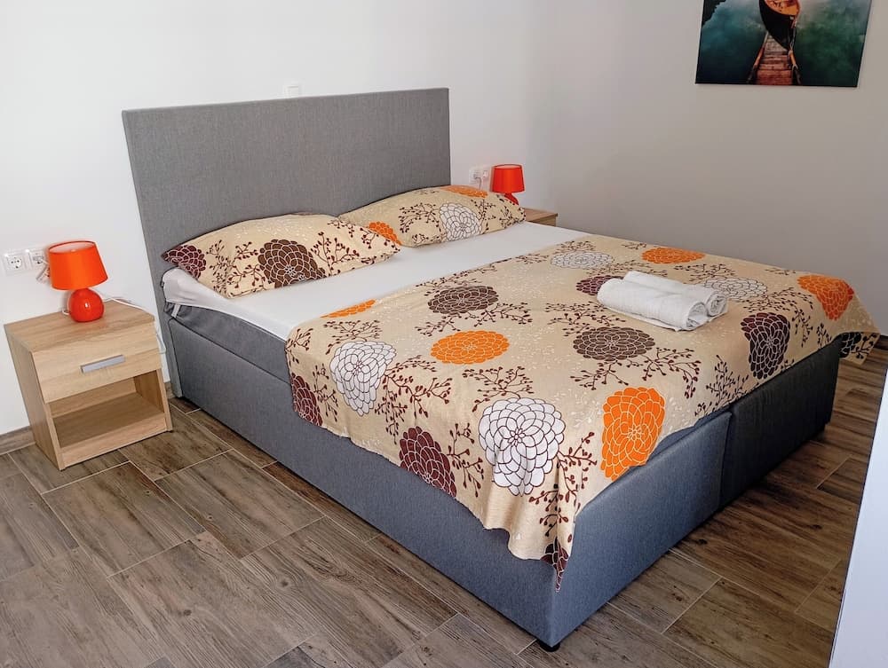 Charming 2-bed Apartment in Okrug Gornji