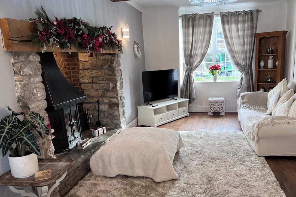 Build Your Memories hot tub Garden Sleeps 14 or 16