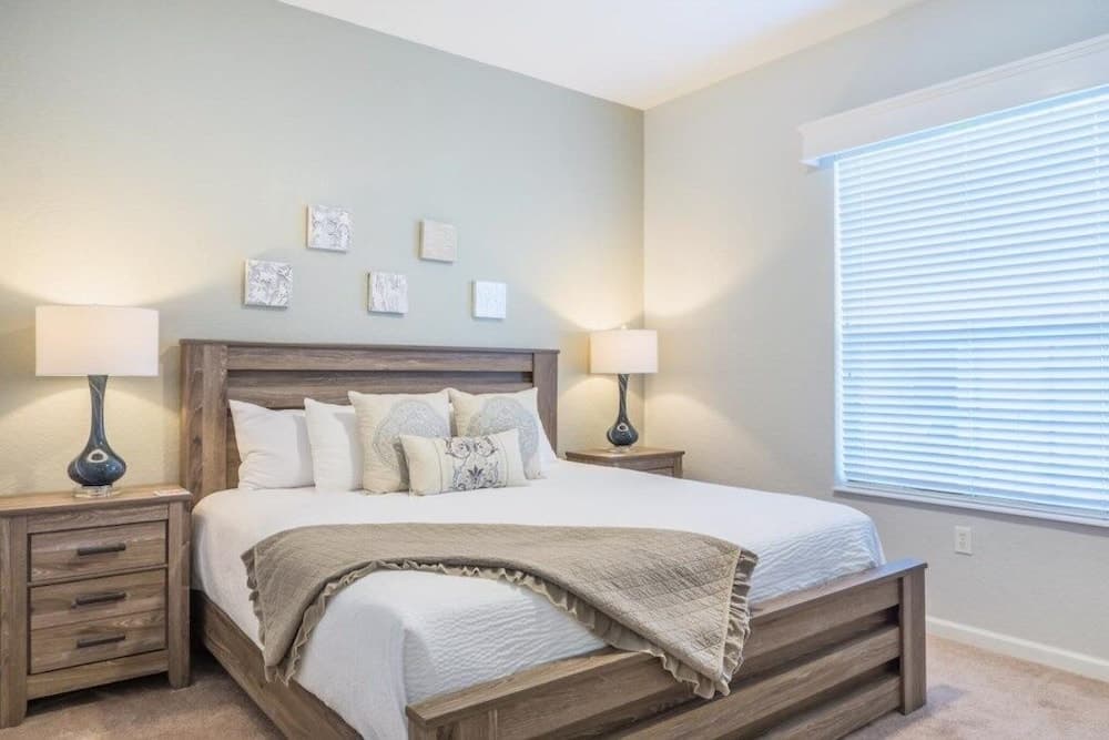 Lakeview Penthouse Elegance 3 Bedroom Condo by RedAwning