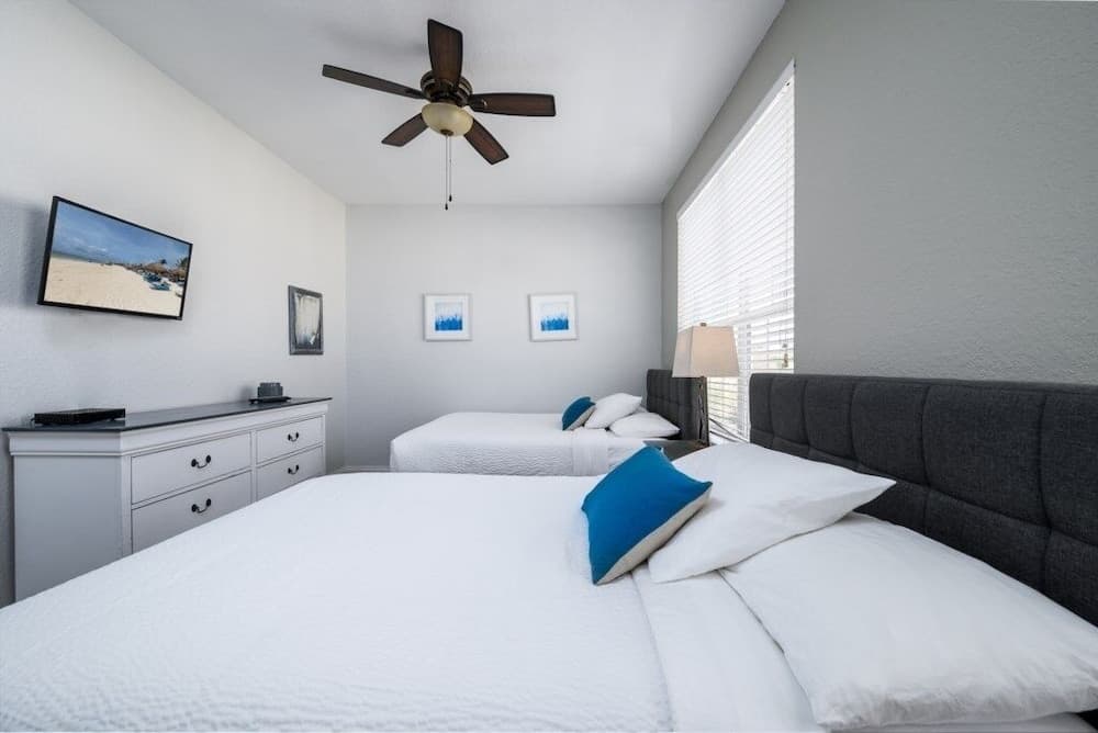 Vista Cay Casa Bella 3 Bedroom Townhouse by RedAwning