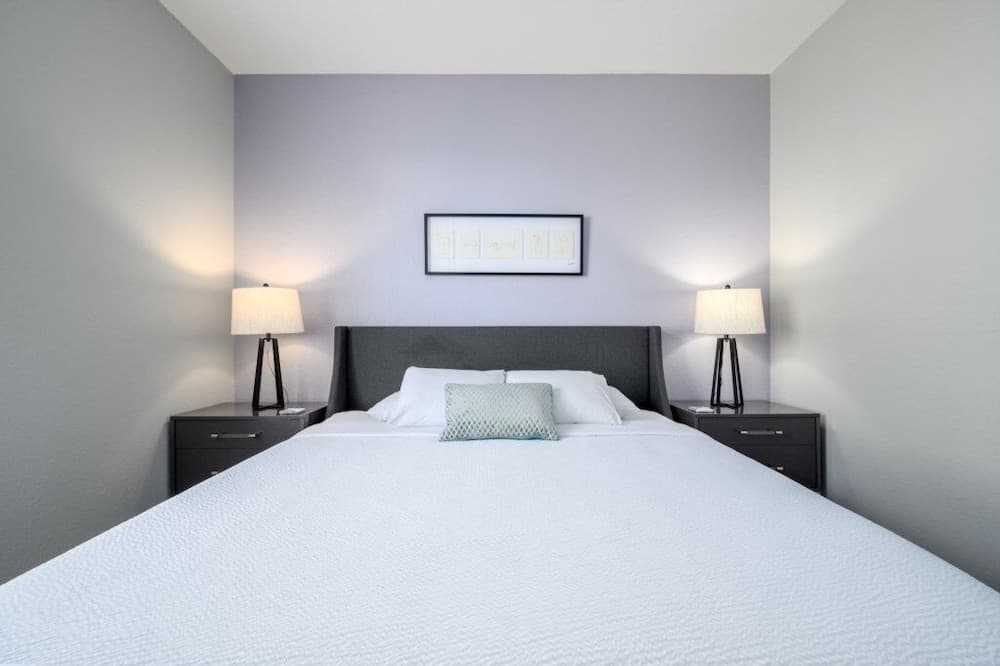 Vista Cay Lakeview Elysium 3 Bedroom Condo by RedAwning