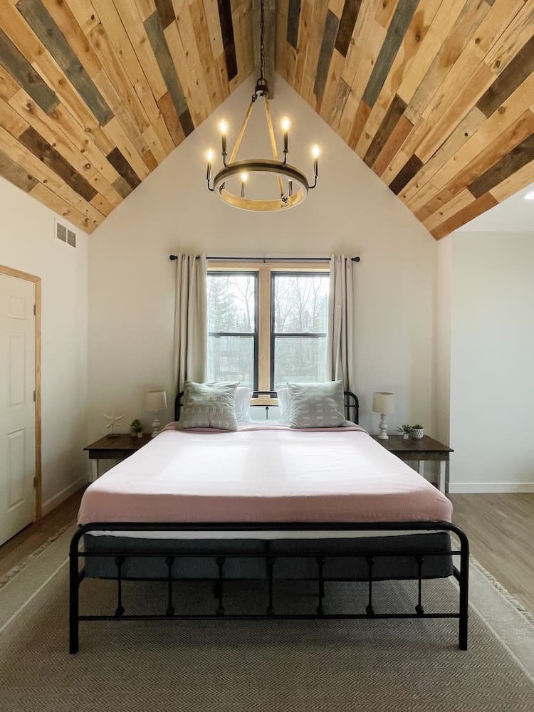 Amazing Lake House With Beach Access 4 Bedroom Home by RedAwning