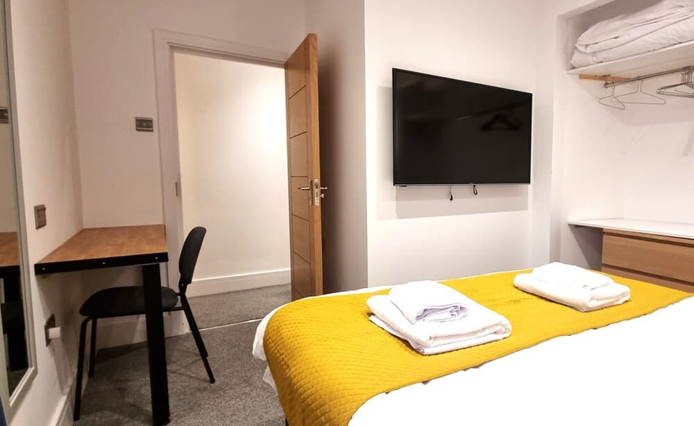 Modern 6 Bedroom 4 Bath House w Parking