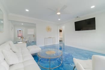 Beachy Blues Apt A, Downtown, Shops, Cafes & Beach, Dog Friendly