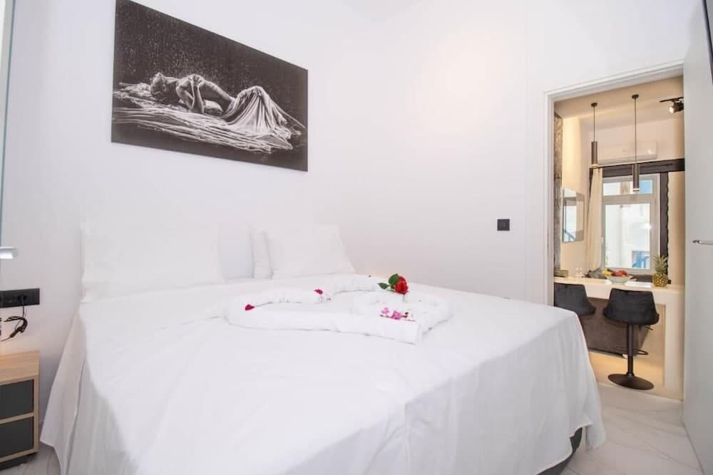 CAPRI Downtown Rooms