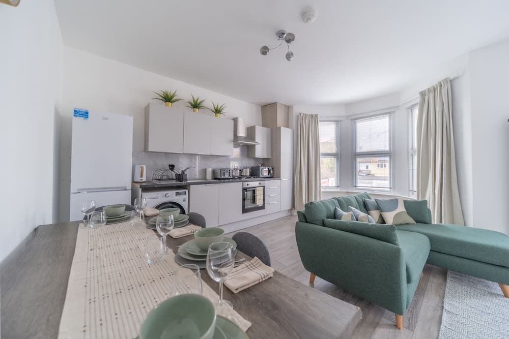 Charming 3-bed Apartment in South end on sea