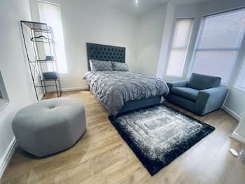 Inviting 5-bed House in Manchester